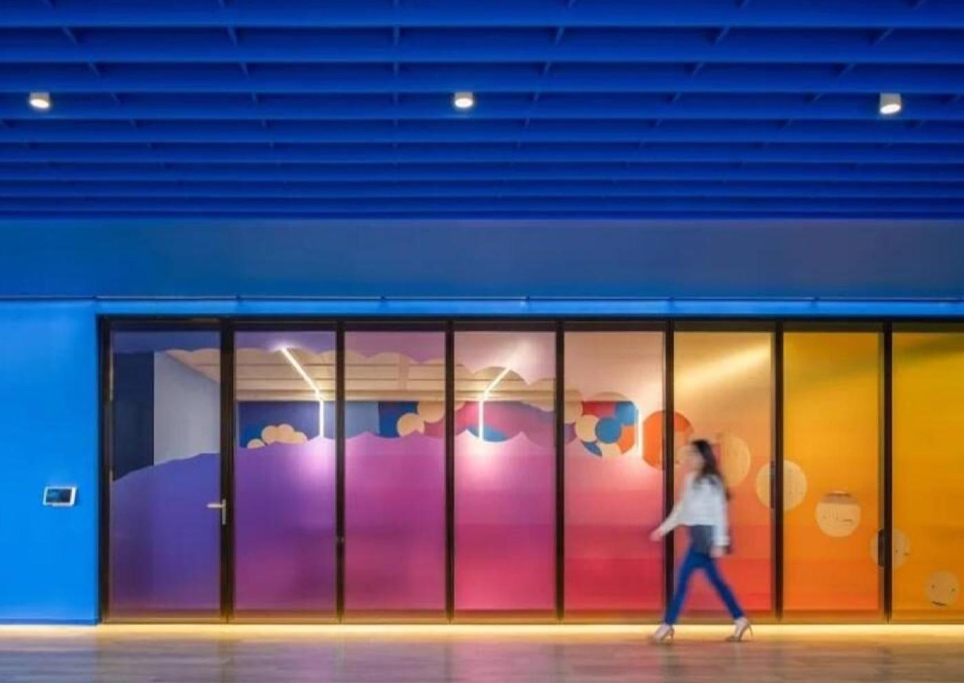 Adobe'nin Renklerle Düzenlenen Yeni Ofisi*